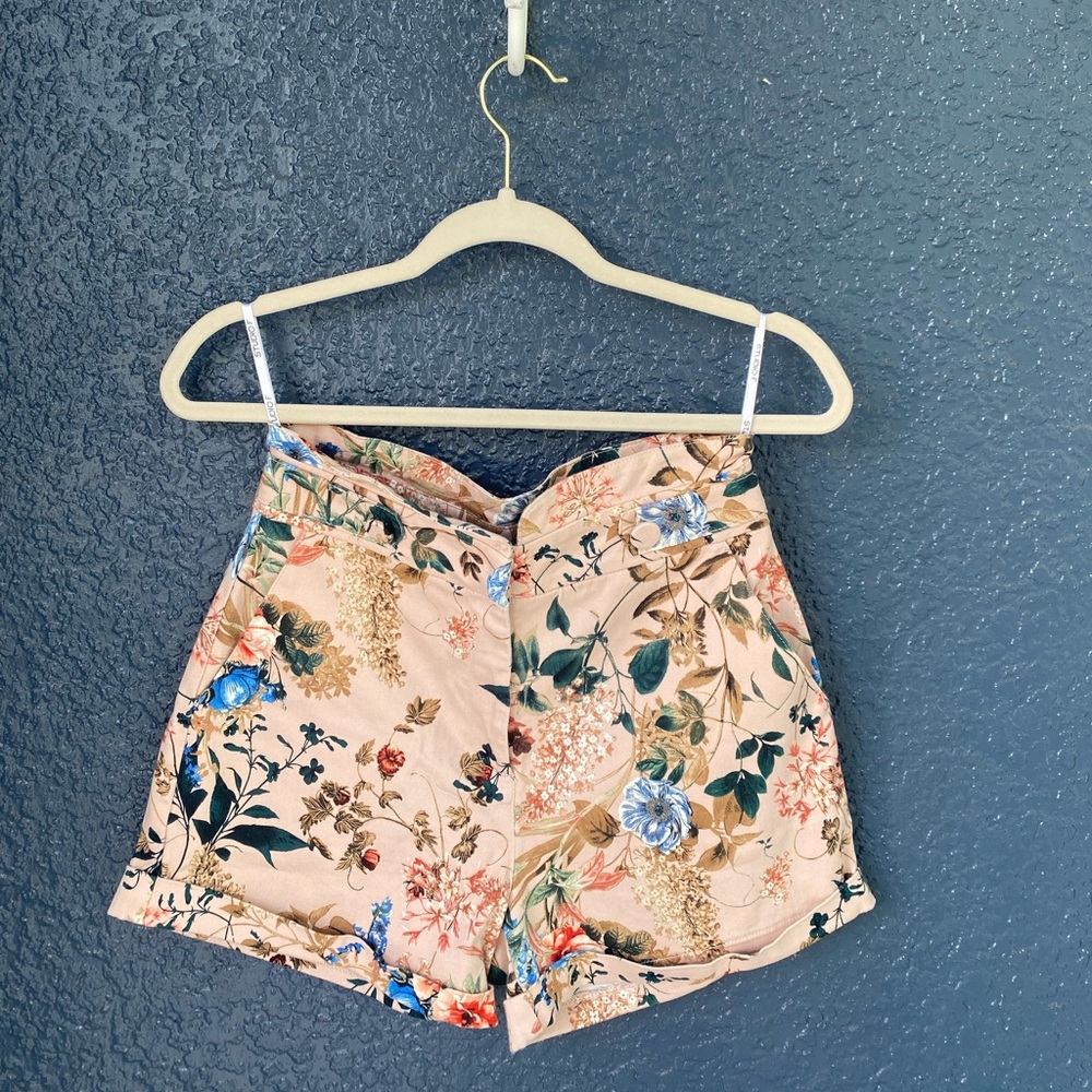 Pastel floral print STUDIO F shorts. US size 4, EUR size 36